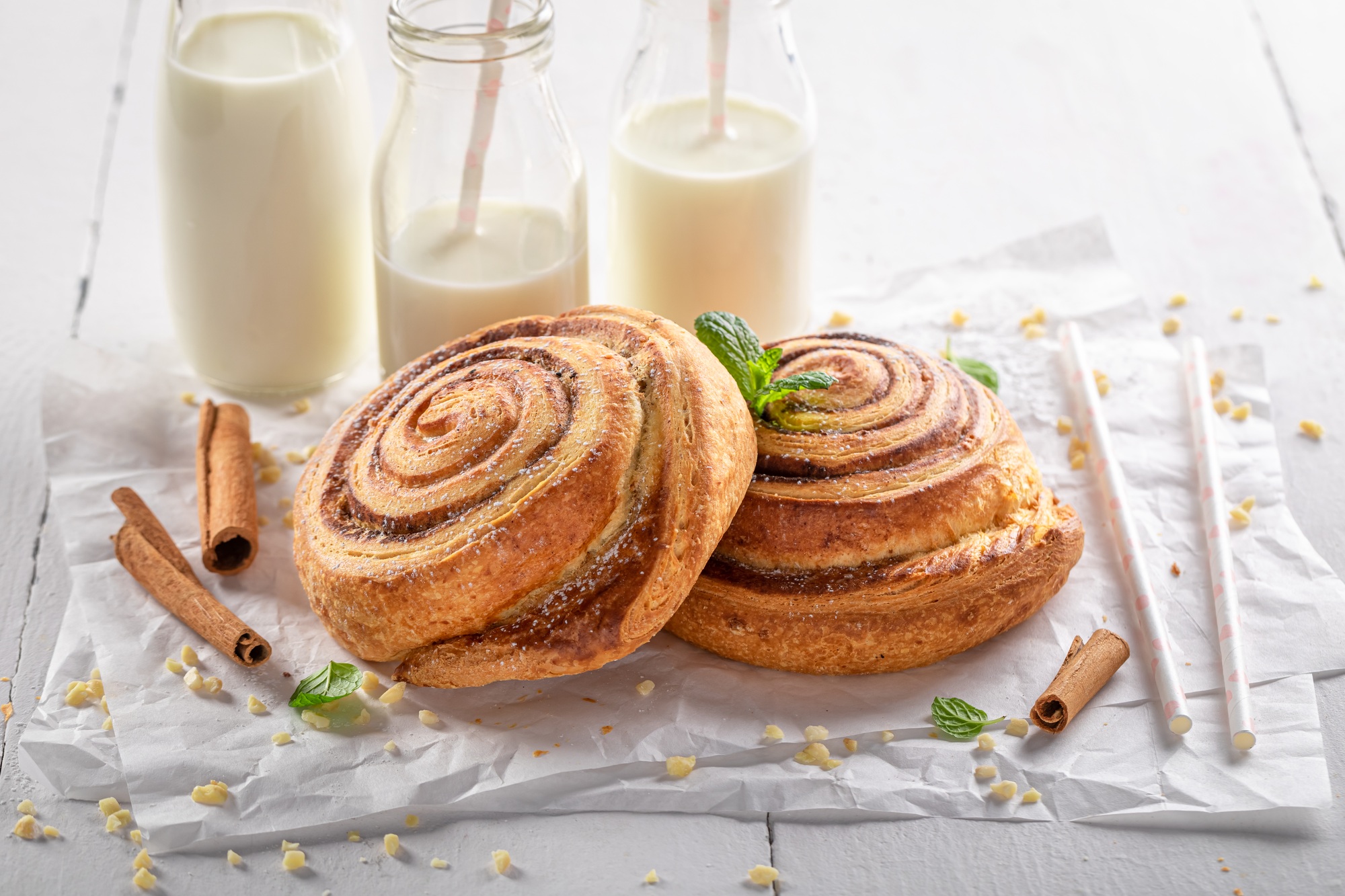 Sweet and delicious cinnamon jumbo bunss with cinnamon and crumble.